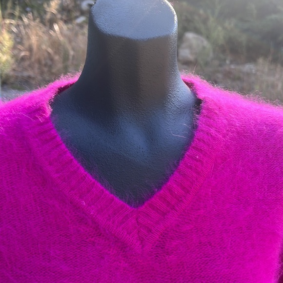 Barbie-core bright pink super soft angora & wool VTG retro v-neck sweater size M - Picture 2 of 8